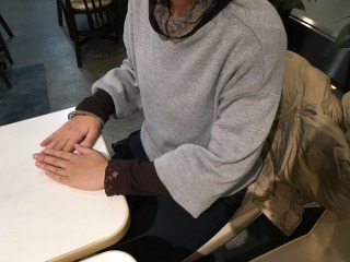 オーネットで婚活した中山さんの首から下の上半身を写した写真