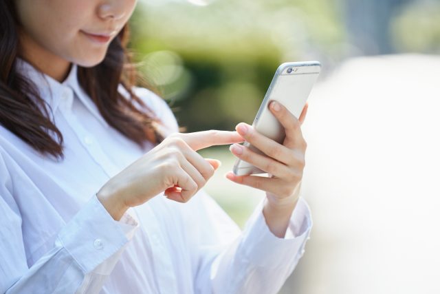 電話をする女性